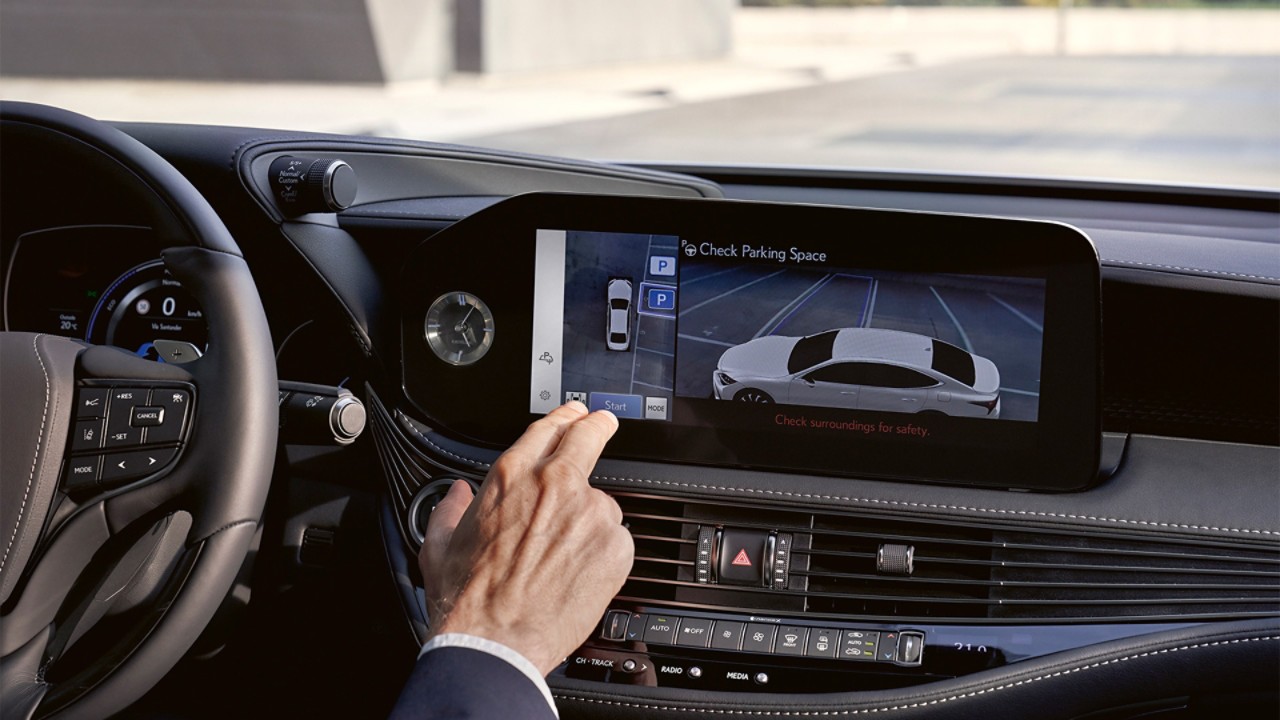Lexus LS multimedia display