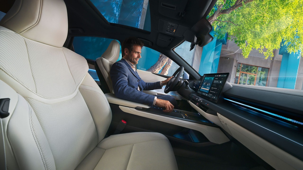 Cilvēks, kurš vada Lexus automašīnu