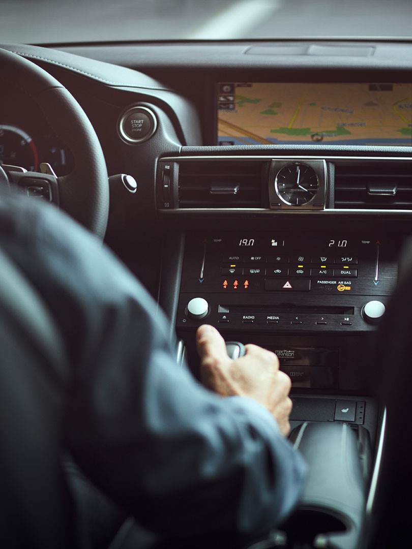 PIESLĒGT TĀLRUNI CAUR BLUETOOTH®